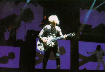 02 El compositor Martin L. Gore (nació el 23-7-1961) muestra su talento en la guitarra..jpg