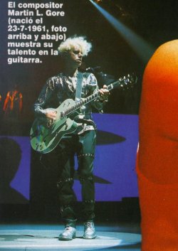 03 El compositor Martin L. Gore (nació el 23-7-1961) muestra su talento en la guitarra..jpg