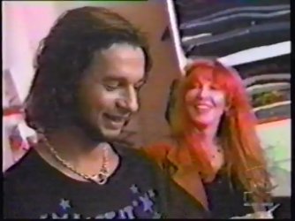 1994-xx-xx VH1, Dave on a fashion show, VH1 1994.mp4_snapshot_00.32.400.jpg