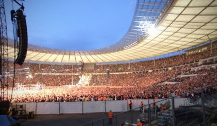 2009-06-11_002_view_from_behind_the_stage.jpg