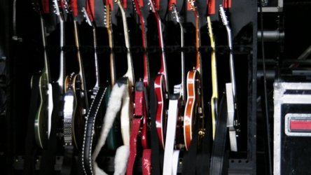 2009_06_10_b02_marts_guitars.jpg
