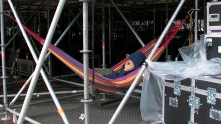 2009_06_10_b05_hey_mom_im_hanging_out_under_the_stage.jpg