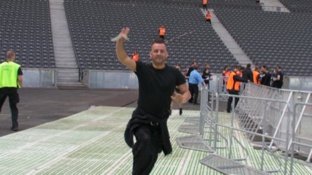 2009_06_10_b10_first_fan_in_the_fos_area_look_familiar_he_was_first_in_leipzig_too.jpg
