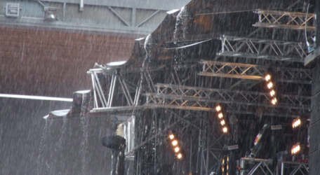 2009-06-25_001_i_wasnt_kidding_when_i_said_it_was_raining.png
