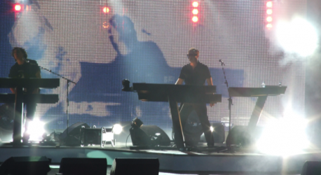 2009-06-25_007_peter_and_fletch_during_i_feel_you.png