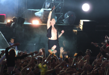 2009-06-25_010_dave_during_never_let_me_down_again.png