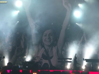 2009-06-25_013_smile_-_youre_on_camera.png