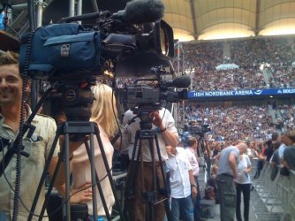 2009_07_01_003_tv_crews_all_set.jpg