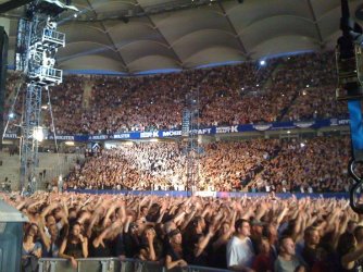 2009_07_01_006_show_of_hands_-_who_here_is_enjoying_this.jpg