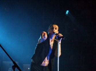 2009-08-04-027_will_someone_tell_this_guy_that_pointing_is_rude_please.jpg