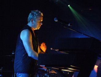 2009-08-04-032_christian_on_keyboard.jpg