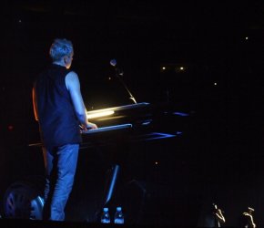 2009-08-04-033_christian_on_keyboard.jpg